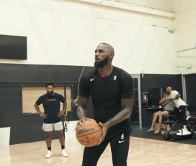 转型投手🏀训练师晒詹姆斯三分接球就投训练 出手流畅连续命中